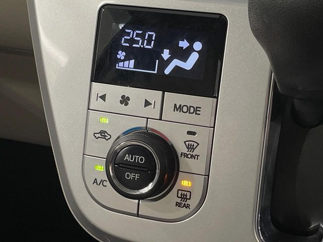 【オートエアコン】一度お好みの温度に設定すれば、車内の温度を検知し風量や温度を自動で調整。暑い&hellip;寒い&hellip;と何度もスイッチ操作をする必要はありません。快適な車内空間には必須の機能ですね♪