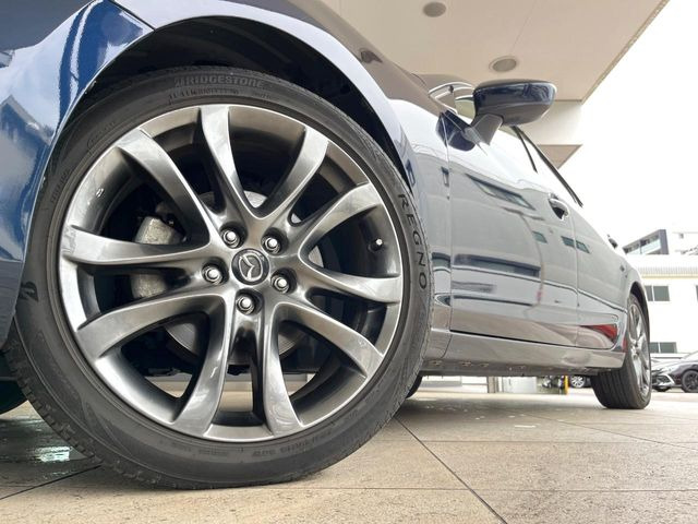 �y����19�C���`�A���~�z�C�[���z�O�ςɃ}�b�`���������A���~�z�C�[���𑕒����Ă���܂��B�e��ЊO�A���~�z�C�[����A�X�^�b�h���X�^�C�����戵�����Ă���܂��B���񂲑��k����������