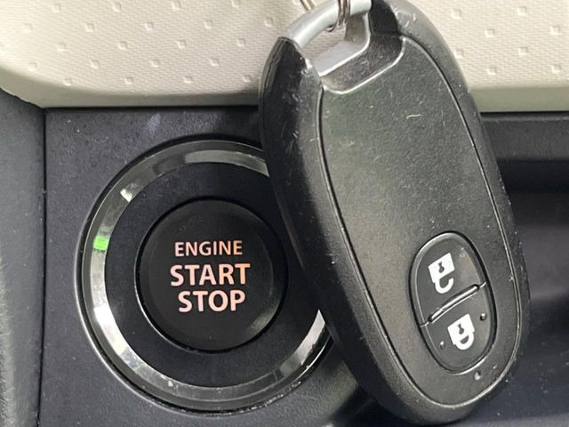 【キーレススタートシステム】カバンやポケットに入れたままでもドアの施錠・解錠が可能なスマートキーを装備。エンジンのオン・オフ時もカギを取り出す必要が無いからとっても便利です♪