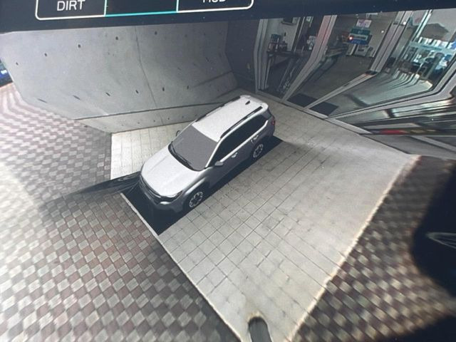 �y�}���`�e���C�����j�^�[�z�Ԃ̃t�����g��T�C�h�̃J�����摜�𓯎��Ƀ��j�^�[�\�����邱�ƂŁA���H�⋷�����𑖍s���ł����͂̏󋵊m�F���ł����S!�{�iSUV�ɂ��ꂵ�������ł���