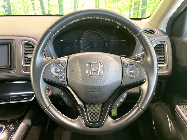 �C���e���A�ɍ��킹���f�U�C���̃X�e�A�����O�́A�^�]�������̂��Ƃ��l���A�^�]���₷���`��A�傫���ł��B�����x�A���ۂɐG���Ă��m���߂��������B