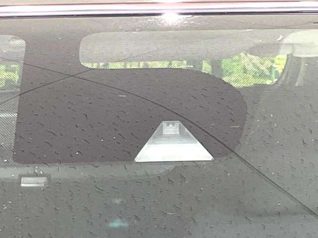 【エマージェンシーブレーキ】走行中に前方の車両等を認識し、衝突しそうな時は警報とブレーキで衝突回避と被害軽減をアシスト。より安全にドライブをお楽しみいただけます。