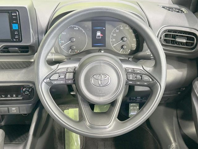 �C���e���A�ɍ��킹���f�U�C���̃X�e�A�����O�́A�^�]�������̂��Ƃ��l���A�^�]���₷���`��A�傫���ł��B�����x�A���ۂɐG���Ă��m���߂��������B