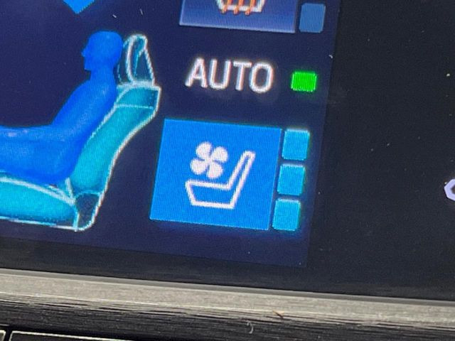 【シートベンチレーション】夏場は涼しい風でお尻や背中の熱やムレを防ぎ、冬はエアコンよりも早く温まってポカポカに!季節を問わず快適に過ごせます。