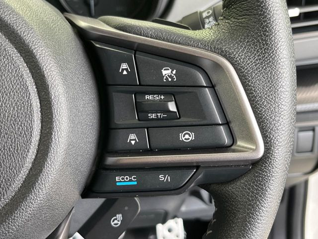 【全車速追従機能付クルーズコントロール】高速道路での長距離走行が楽に!!自動で速度を保つクルーズコントロールが、衝突軽減システムと連携し、前方の車両を感知して車間を保つように速度調節してくれます!!