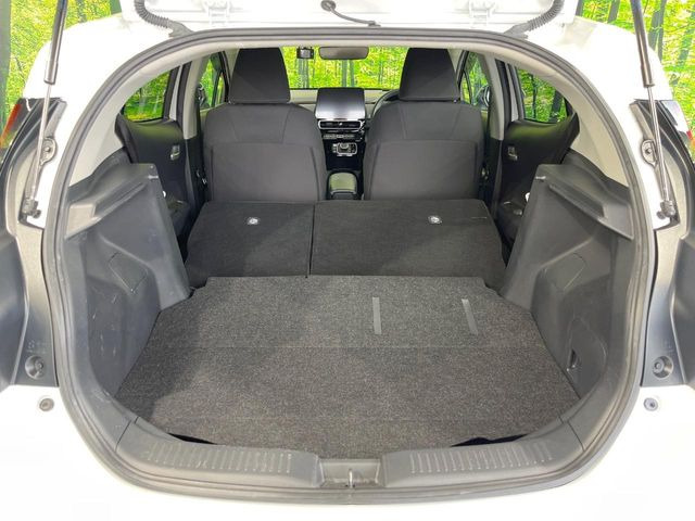 ���i�̂���������ʋ΁A���}���ɏ\���ȉ׎��X�y�[�X���m�ۂ��Ă���܂��B�Z�J���h�V�[�g��|���ƁA�傫�ȉו��̐ύڂ��\�ł���