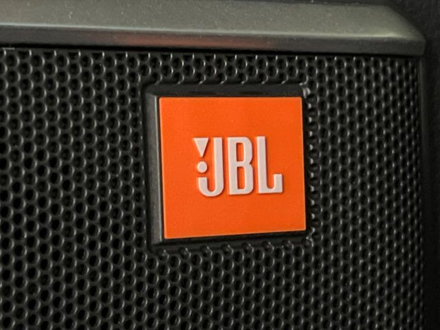 【JBLサウンドシステム】高品位サウンドシステムを搭載。専用のチューニングが施された大小様々なスピーカーから良質なサウンドが奏でられ、臨場感あふれる音響空間を演出します。