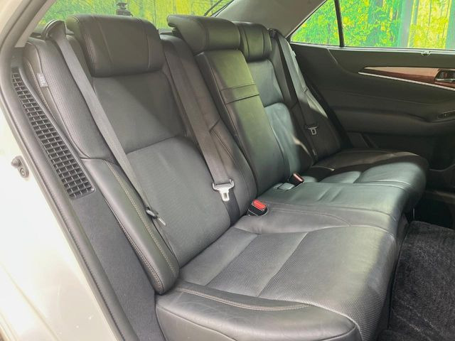 後部座席も気になるようなキズ・汚れやへたり等、大きなダメージはなく、良好な状態です。