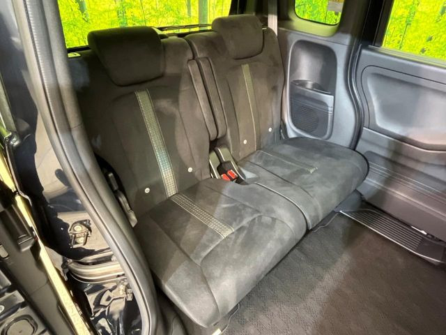 後部座席も気になるようなキズ・汚れやへたり等、大きなダメージはなく、良好な状態です。