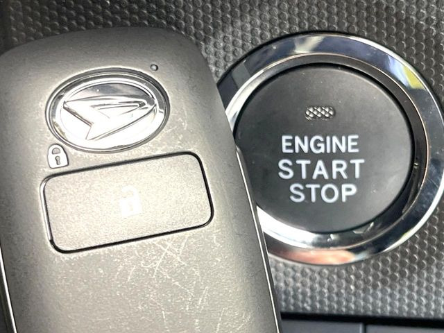 【キーフリーシステム】カバンやポケットに入れたままでもドアの施錠・解錠が可能なスマートキーを装備。エンジンのオン・オフ時もカギを取り出す必要が無いからとっても便利です♪