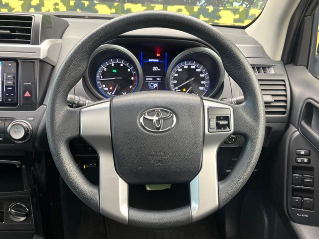 インテリアに合わせたデザインのステアリングは、運転される方のことも考え、運転しやすい形状、大きさです。是非一度、実際に触ってお確かめください。