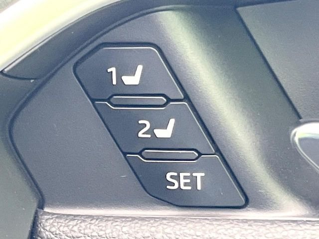 【メモリー機能付きパワーシート】ドライバーごとに設定したシート位置を記憶して、ボタン一つで切り替えできる便利な機能!運転する方が複数名いらっしゃるご家庭におすすめです♪