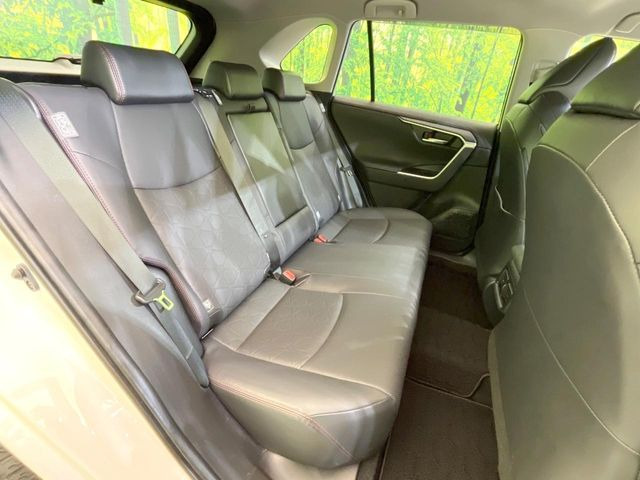 後部座席も気になるようなキズ・汚れやへたり等、大きなダメージはなく、良好な状態です。