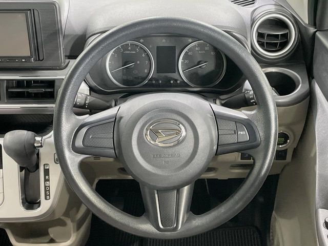 インテリアに合わせたデザインのステアリングは、運転される方のことも考え、運転しやすい形状、大きさです。是非一度、実際に触ってお確かめください。