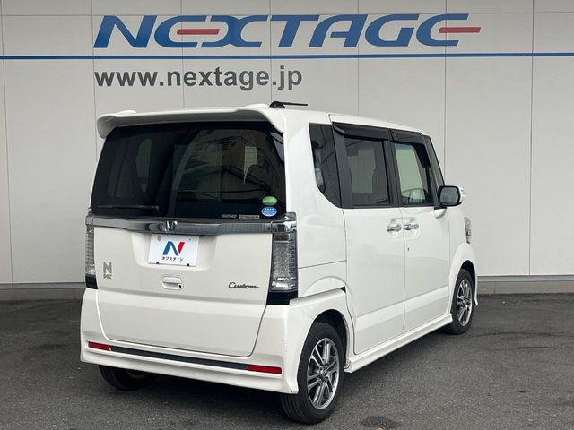 ��D�]�𒸂��Ă���܂��{�f�B�̒e�X�v���b�V���R�[�g���D�]��t���B�ʏ�̃K���X�R�[�g�ƈقȂ�A�ϋv�N��6�N�̖��@���K���X�R�[�e�B���O���A�{�f�B���L���C�ȏ�Ԃɕۂ��Ă���܂��B