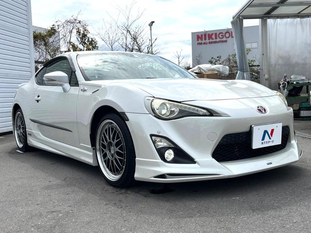 高透明度のガラス皮膜で撥水はもちろん、上質なツヤ・光沢を実現。紫外線や酸性雨から大切な愛車を保護し、色あせ・劣化を防止。「弾スプラッシュコート」、「弾プリミッサコート」からお選びいただけます。