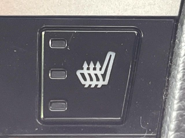 【シートヒーター】寒い日に重宝するシートヒーター!エアコンより早く温まってくれるので寒がりの人も安心ですね♪エアコンの温風は乾燥するから苦手、という方にもをおすすめです。