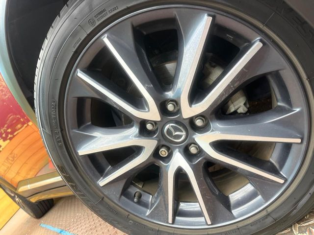 【純正18インチアルミホイール】外観にマッチした純正アルミホイールを装着しております。各種社外アルミホイールや、スタッドレスタイヤも取扱いしております。是非ご相談ください♪