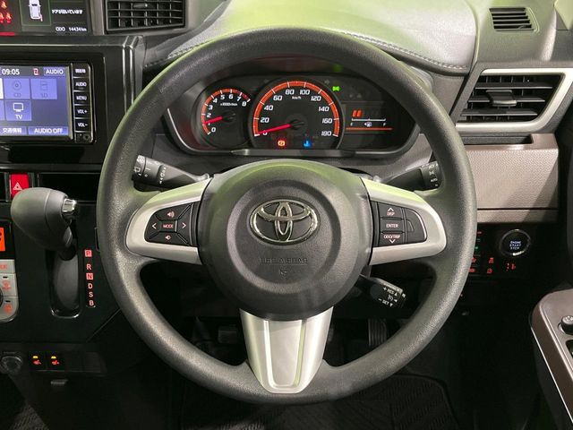 �C���e���A�ɍ��킹���f�U�C���̃X�e�A�����O�́A�^�]�������̂��Ƃ��l���A�^�]���₷���`��A�傫���ł��B�����x�A���ۂɐG���Ă��m���߂��������B