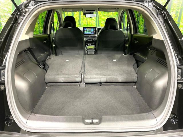 普段のお買い物や通勤、送迎等に十分な荷室スペースを確保しております。セカンドシートを倒すと、大きな荷物の積載も可能です♪