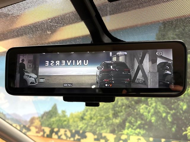 【インテリジェントルームミラー】後席の大きな荷物や同乗者で後方が確認しづらい時でも安心!カメラが撮影した車両後方の映像をルームミラー内に表示。クリアな視界で状況の確認が可能です!