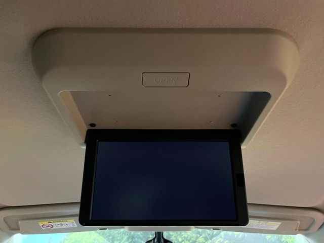 【フリップダウンモニター】大画面モニターで後席でもエンタメをお楽しみいただけます。小さなお子様にも大人気の装備です♪