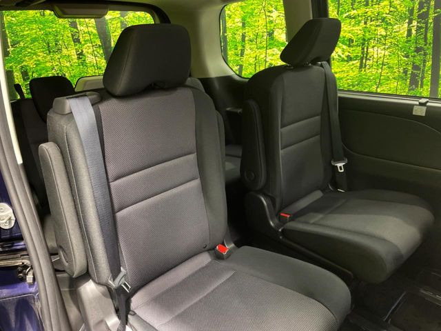 二列目中央はウォークスルーとなっております。二列目と三列目の移動や乗り降りがとっても楽になるので、乗り降りの際もストレスを感じることはありません♪