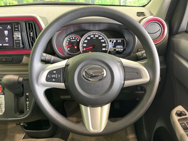 インテリアに合わせたデザインのステアリングは、運転される方のことも考え、運転しやすい形状、大きさです。是非一度、実際に触ってお確かめください。