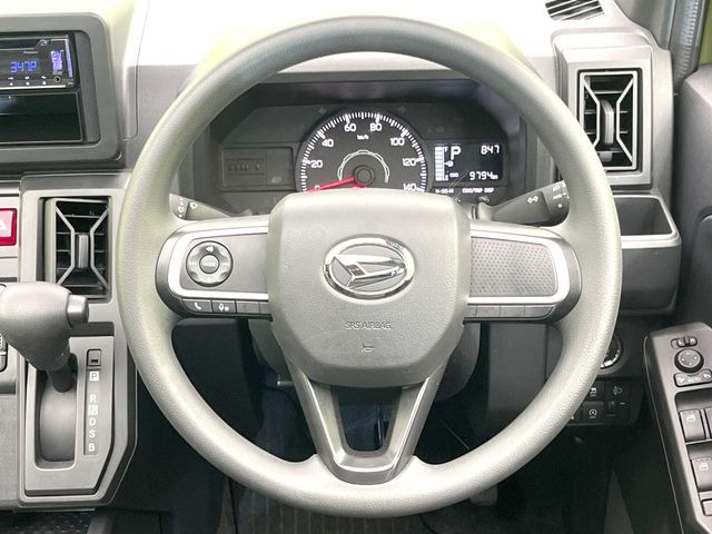 ステアリングも使用感が少なく、きれいな状態となっております♪