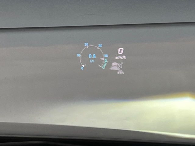 ●ヘッドアップディスプレイ:現在の速度や走行情報をデジタル表示で運転席前方のガラスに投影!運転中、視線をずらさず必要な情報を確認できるのでとっても便利で安心!
