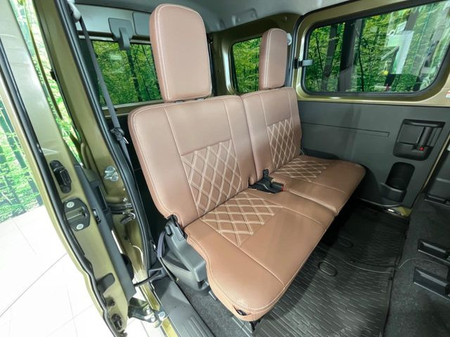 後部座席も気になるようなキズ・汚れやへたり等、大きなダメージはなく、良好な状態です。