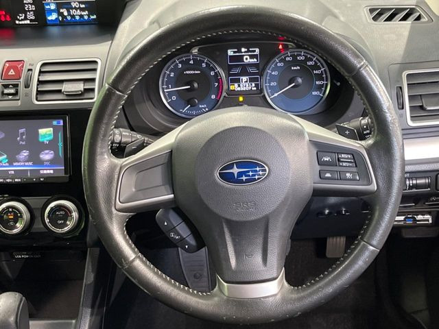 �C���e���A�ɍ��킹���f�U�C���̃X�e�A�����O�́A�^�]�������̂��Ƃ��l���A�^�]���₷���`��A�傫���ł��B�����x�A���ۂɐG���Ă��m���߂��������B