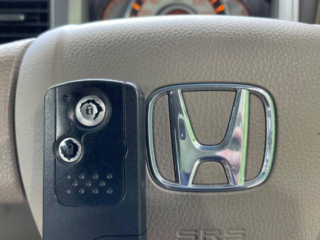 �yHonda�X�}�[�g�L�[�z�J�o����|�P�b�g�ɓ��ꂽ�܂܂ł��h�A�̎{���E�������\�ȃX�}�[�g�L�[�𑕔��B�G���W���̃I���E�I�t�����J�M�����o���K�v����������Ƃ��Ă��֗��ł���