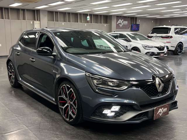 【屋内展示場完備】雨が降っても風が吹いても、暑くても寒くてもゆっくりお車をご覧いただけます&rArr;