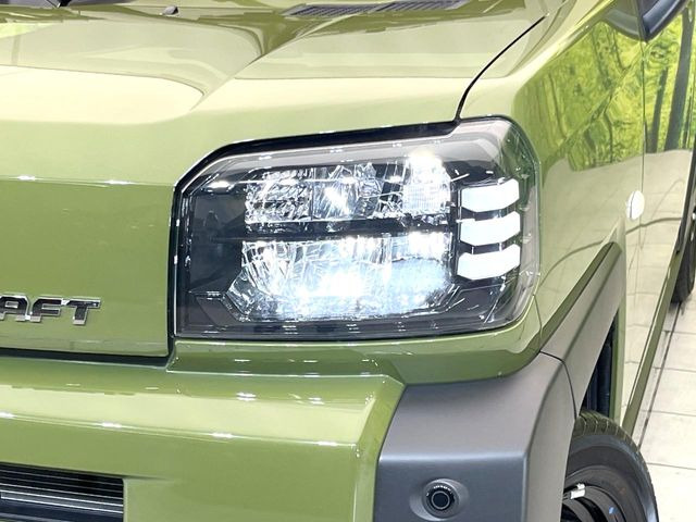 【LEDヘッドライト】悪天候や夜間走行時も良好な視界を確保し安心して運転できる高輝度LEDヘッドライトを装備!点灯速度が早く、消費電力も抑えられています。