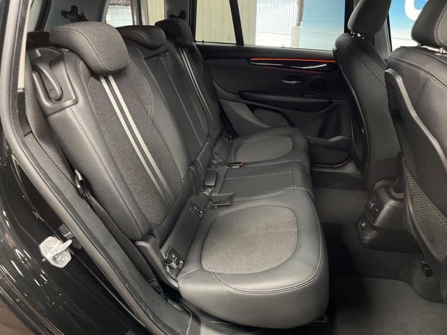 ●後部座席も気になるようなキズ・汚れやへたり等、大きなダメージはなく、良好な状態です。