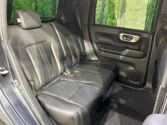 後部座席も気になるようなキズ・汚れやへたり等、大きなダメージはなく、良好な状態です。