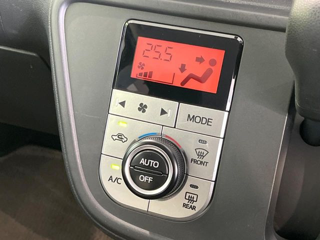 【オートエアコン】一度お好みの温度に設定すれば、車内の温度を検知し風量や温度を自動で調整。暑い&hellip;寒い&hellip;と何度もスイッチ操作をする必要はありません。快適な車内空間には必須の機能ですね♪