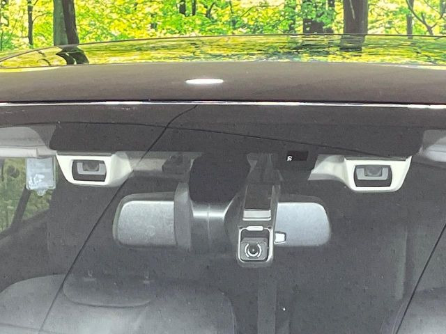 【アイサイトVer3】前方の車両等を検知し、衝突しそうな時は警報で注意を促し、ブレーキを踏む力をサポート。ブレーキを踏めなかった場合は衝突被害軽減ブレーキが作動、衝突回避をサポートします。