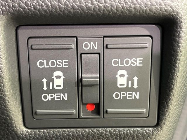 【両側パワースライドドア】スマートキーや運転席のスイッチで後席両側スライドドアの開閉が可能♪電動だから力を入れてドアを開ける必要が無く、小さなお子様でも簡単に開け閉めでき快適です♪