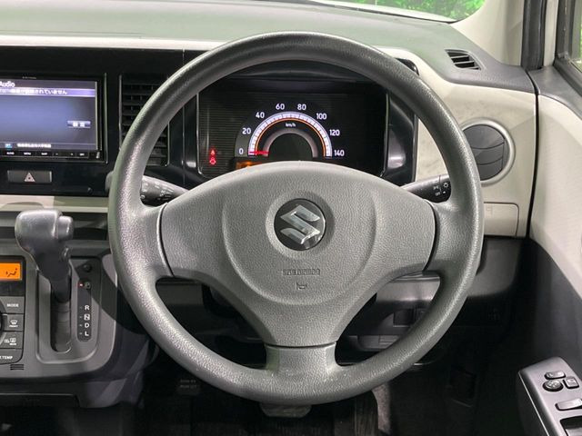 インテリアに合わせたデザインのステアリングは、運転される方のことも考え、運転しやすい形状、大きさです。是非一度、実際に触ってお確かめください。