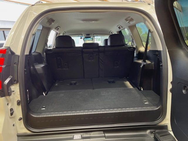 ���i�̂���������ʋ΁A���}���ɏ\���ȉ׎��X�y�[�X���m�ۂ��Ă���܂��B�Z�J���h�V�[�g��|���ƁA�傫�ȉו��̐ύڂ��\�ł���