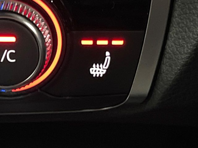 ●フロントシートヒーティング:運転席・助手席共に三段階で調節が可能なシートヒーターを装備しております。季節を問わず快適にご使用いただけます。