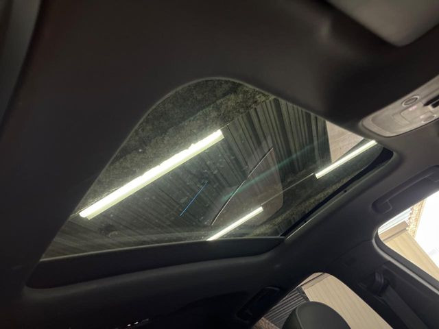 ●サンルーフ:開放感たっぷりの希少装備、サンルーフが装着されています!車内に明かりを取り入れたり景色を楽しむ以外にも、車内の空気も簡単に換気できて快適です!