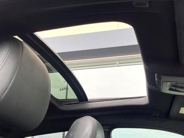 ●サンルーフ:開放感たっぷりの希少装備、サンルーフが装着されています!車内に明かりを取り入れたり景色を楽しむ以外にも、車内の空気も簡単に換気できて快適です!