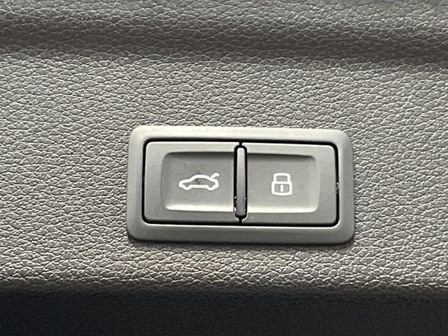 ●電動リアゲート:ワンタッチでリアゲートの開閉ができ、荷物などで両手が塞がっている状態でも簡単に開閉ができる便利機能です。