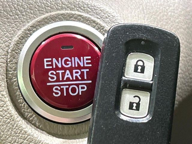 �yHonda�X�}�[�g�L�[�z�J�o����|�P�b�g�ɓ��ꂽ�܂܂ł��h�A�̎{���E�������\�ȃX�}�[�g�L�[�𑕔��B�G���W���̃I���E�I�t�����J�M�����o���K�v����������Ƃ��Ă��֗��ł���