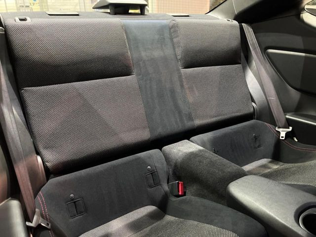 後部座席も気になるようなキズ・汚れやへたり等、大きなダメージはなく、良好な状態です。