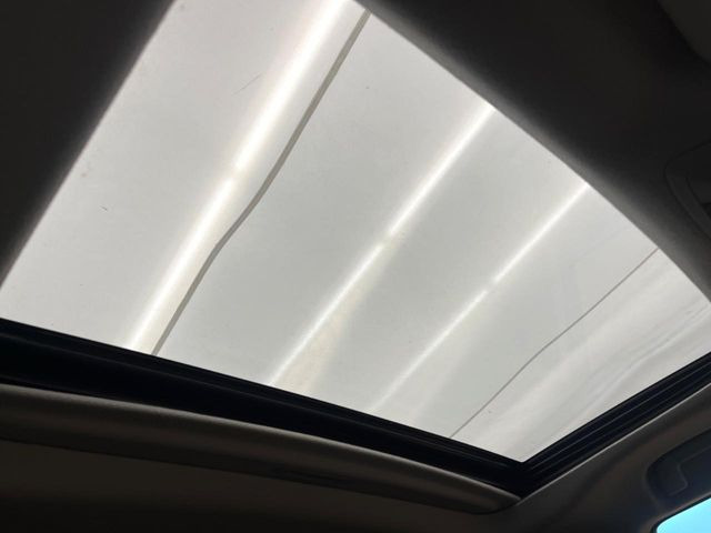 【サンルーフ】開放感たっぷりの希少装備、サンルーフが装着されています!車内に明かりを取り入れたり景色を楽しむ以外にも、車内の空気も簡単に換気できて快適です!