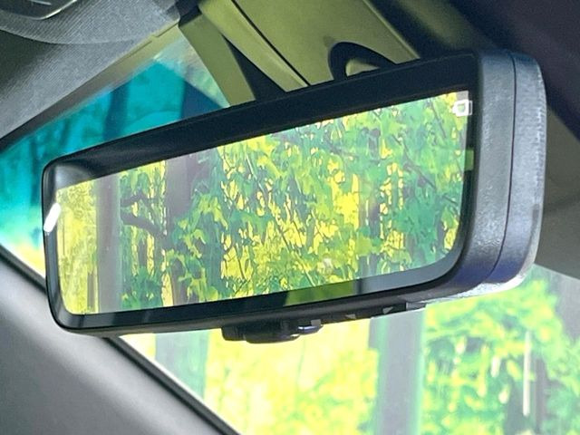 【デジタルインナーミラー】後席の大きな荷物や同乗者で後方が確認しづらい時でも安心!カメラが撮影した車両後方の映像をルームミラー内に表示。クリアな視界で状況の確認が可能です!